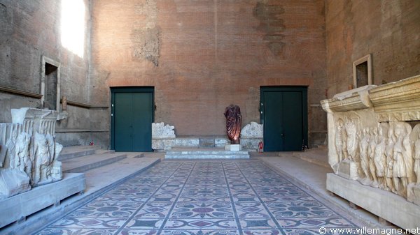 Dans le Forum romain Dans le Forum romain