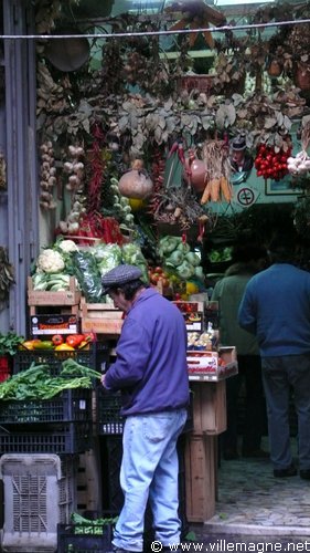 Dans Spaccanapoli, l’artère centrale de Naples, tracée depuis l’ère romaine Dans Spaccanapoli, l’artère centrale de Naples, tracée depuis l’ère romaine