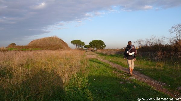 Début du dernier tronçon de la Via Appia Antica, à une vingtaine de kilomètres du centre de Rome Début du dernier tronçon de la Via Appia Antica, à une vingtaine de kilomètres du centre de Rome