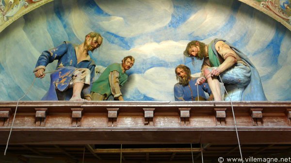 Des hommes descendent un paralytique sur son grabat, à travers le toit d’une maison où se trouvait Jésus Des hommes descendent un paralytique sur son grabat, à travers le toit d’une maison où se trouvait Jésus