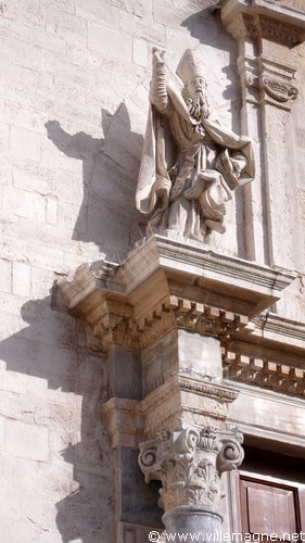 Détail de la façade de la cathédrale de Bari Détail de la façade de la cathédrale de Bari