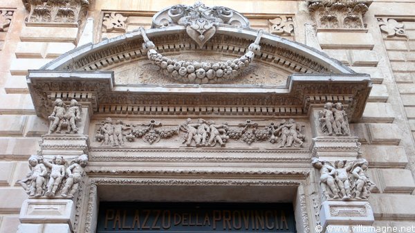 Détail de la façade du palais du gouvernement à Lecce - Ancien couvent des Célestins Détail de la façade du palais du gouvernement à Lecce - Ancien couvent des Célestins