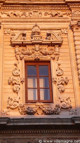 Détail de la façade du palais du gouvernement à Lecce - Ancien couvent des Célestins Détail de la façade du palais du gouvernement à Lecce - Ancien couvent des Célestins