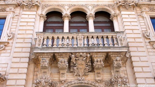Détail de la façade du séminaire de Lecce, sur la place de la cathédrale Détail de la façade du séminaire de Lecce, sur la place de la cathédrale