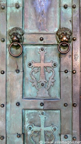 Détail des portes de la cathédrale d’Amalfi, fondues à Constantinople au XIe siècle Détail des portes de la cathédrale d’Amalfi, fondues à Constantinople au XIe siècle