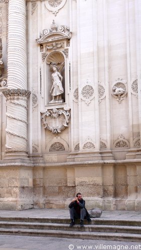 Devant l’église du Rosaire à Lecce