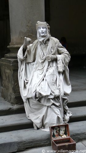 Devant la galerie des Offices à Florence Devant la galerie des Offices à Florence