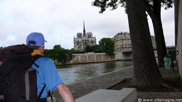 Devant Notre-Dame de Paris, le jour du départ Devant Notre-Dame de Paris, le jour du départ