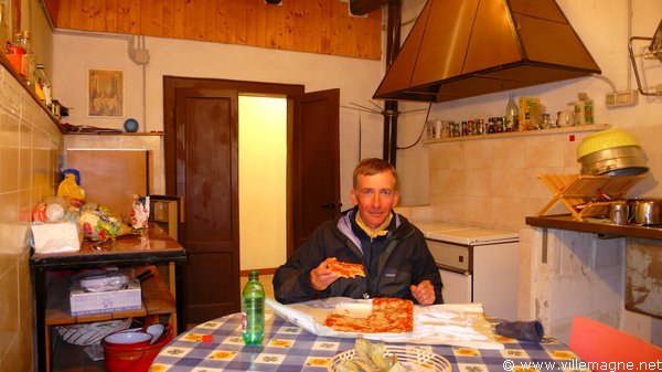 Dîner dans un centre désaffecté pour l’accueil des sans-abri à Leonessa Dîner dans un centre désaffecté pour l’accueil des sans-abri à Leonessa