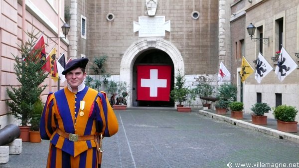 Édouard, un garde suisse qui me fait visiter les quartiers de l’ « armée du pape » au Vatican Édouard, un garde suisse qui me fait visiter les quartiers de l’ « armée du pape » au Vatican