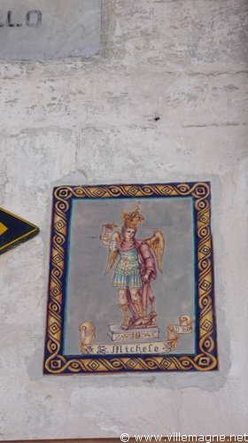 Effigie de Saint-Michel Archange dans une rue de Monte Sant’ Angelo