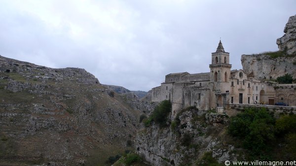 Église Santa Lucia alle Malve, suspendue au bord du ravin de Matera Église Santa Lucia alle Malve, suspendue au bord du ravin de Matera