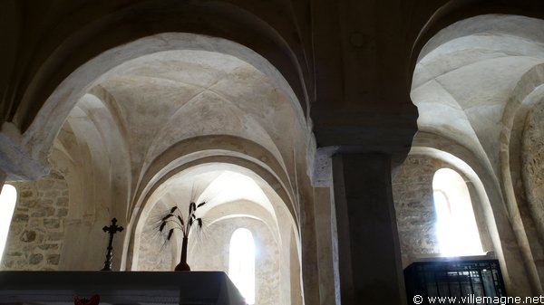 Église Santa Maria Assunta (Sainte-Marie de l’Assomption) à Assergi - XIIIe siècle Église Santa Maria Assunta (Sainte-Marie de l’Assomption) à Assergi - XIIIe siècle