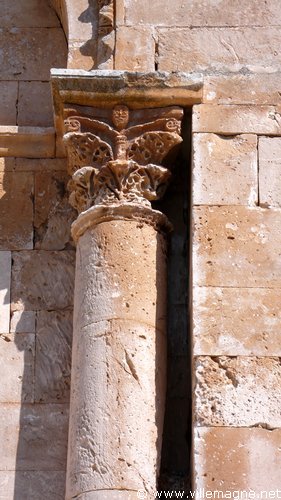 Église Santa Maria di Siponto (XIIe siècle), au sud de Manfredonia Église Santa Maria di Siponto (XIIe siècle), au sud de Manfredonia