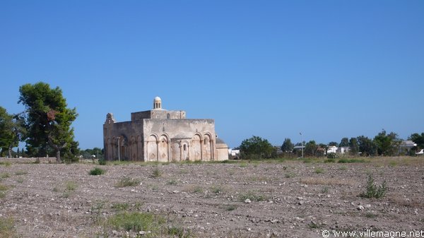 Église Santa Maria di Siponto (XIIe siècle), au sud de Manfredonia Église Santa Maria di Siponto (XIIe siècle), au sud de Manfredonia
