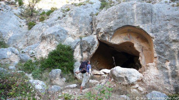 Église troglodytique en ruine dans une vallée encaissée du Gargan, au pied de Santa Maria di Pulsano Église troglodytique en ruine dans une vallée encaissée du Gargan, au pied de Santa Maria di Pulsano