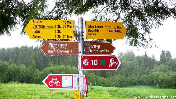 En arrivant à Einsiedeln - En Suisse, les sentiers sont signalés avec une grande exactitude En arrivant à Einsiedeln - En Suisse, les sentiers sont signalés avec une grande exactitude