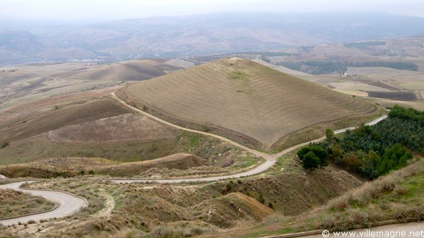 En descendant de Grassano vers le torrent Sauro En descendant de Grassano vers le torrent Sauro