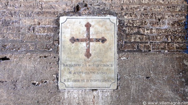 « En embrassant cette croix, on s’acquiert une année et onze jours d’indulgences » - Plaque au Colisée de Rome « En embrassant cette croix, on s’acquiert une année et onze jours d’indulgences » - Plaque au Colisée de Rome