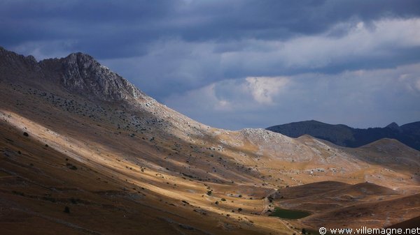 Entre le ‘Campo Imperatore’ et Castel del Monte Entre le ‘Campo Imperatore’ et Castel del Monte