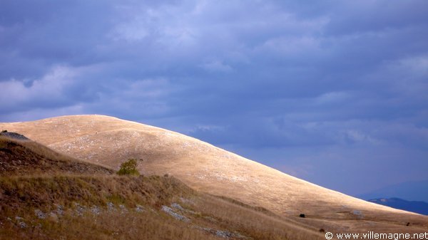 Entre le ‘Campo Imperatore’ et Castel del Monte Entre le ‘Campo Imperatore’ et Castel del Monte