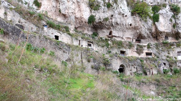 Entrée d’habitations troglodytiques abandonnées à Matera - les <em>Sassi</em>