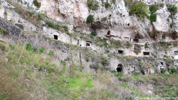 Entrée d’habitations troglodytiques abandonnées à Matera - les <em>Sassi</em> Entrée d’habitations troglodytiques abandonnées à Matera - les <em>Sassi</em>