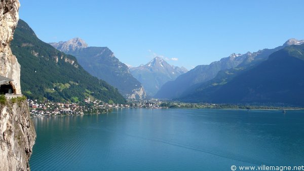 Flüelen, au bord du lac des Quatre-Cantons Flüelen, au bord du lac des Quatre-Cantons