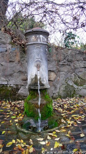 Fontaine aux armes de la Rome antique (SPQR ) le long de la Via Appia.<br /><br /> SPQR : <em>Senatus PopulusQue Romanus </em>, (c’est-à-dire : « Le sénat et le peuple romain ». Fontaine aux armes de la Rome antique (SPQR ) le long de la Via Appia.<br /><br /> SPQR : <em>Senatus PopulusQue Romanus </em>, (c’est-à-dire : « Le sénat et le peuple romain ».