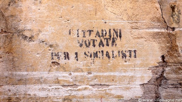 Graffiti politiques au village d’Ofena, au sud-est de L’Aquila Graffiti politiques au village d’Ofena, au sud-est de L’Aquila