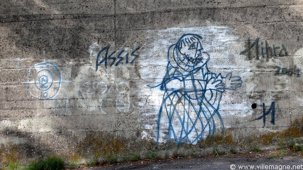 Graffiti sur un mur d’Assise Graffiti sur un mur d’Assise