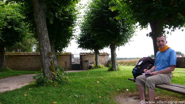 Halte près du cimetière de Villeneuve-lès-Bordes Halte près du cimetière de Villeneuve-lès-Bordes