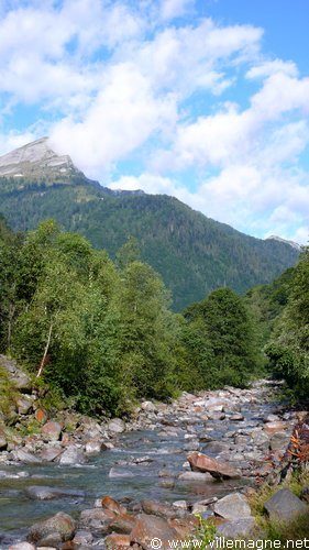 Haute vallée d’Onsernone - au fond le pic de Roggia Haute vallée d’Onsernone - au fond le pic de Roggia