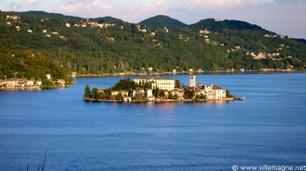 Île San Giulio sur le lac d’Orta, près de Varallo Île San Giulio sur le lac d’Orta, près de Varallo