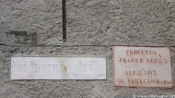 Inscriptions du temps de Mussolini sur les murs de Fervento