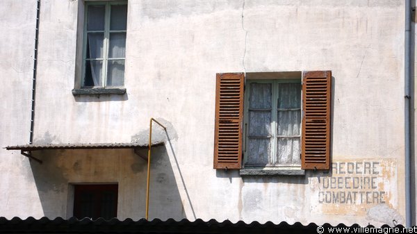 Inscriptions du temps de Mussolini sur les murs de Fervento Inscriptions du temps de Mussolini sur les murs de Fervento