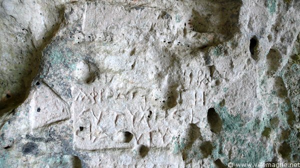 Inscriptions et graffiti de marins grecs des IIIe et IVe siècles dans une grotte à Leuca Inscriptions et graffiti de marins grecs des IIIe et IVe siècles dans une grotte à Leuca