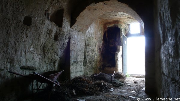 Intérieur d’habitations troglodytiques abandonnées à Matera - les <em>Sassi</em> Intérieur d’habitations troglodytiques abandonnées à Matera - les <em>Sassi</em>