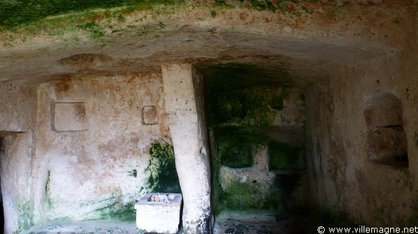 Intérieur d’habitations troglodytiques abandonnées à Matera - les <em>Sassi</em>