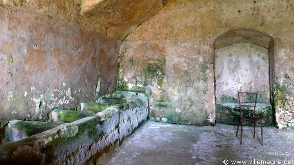 Intérieur d’habitations troglodytiques abandonnées à Matera - les <em>Sassi</em> Intérieur d’habitations troglodytiques abandonnées à Matera - les <em>Sassi</em>
