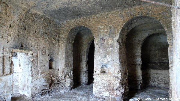 Intérieur de l’église troglodytique San Vito à Matera Intérieur de l’église troglodytique San Vito à Matera
