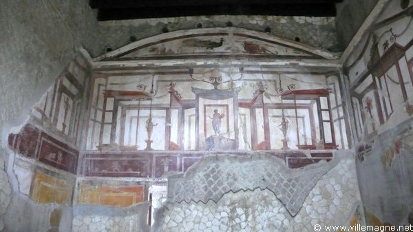 Intérieur de la maison à la colonnade toscane à Herculanum