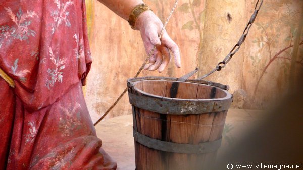 Près d’un puits, Jésus demande l’eau à une Samaritaine, un geste réprouvé par les Juifs qui considéraient les Samaritains comme impurs Près d’un puits, Jésus demande l’eau à une Samaritaine, un geste réprouvé par les Juifs qui considéraient les Samaritains comme impurs
