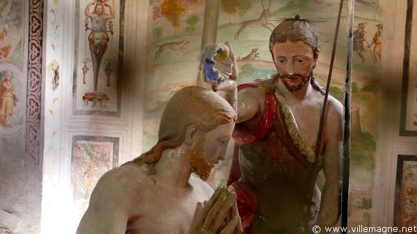 Jésus est baptisé dans les eaux du Jourdain par saint Jean-Baptiste Jésus est baptisé dans les eaux du Jourdain par saint Jean-Baptiste