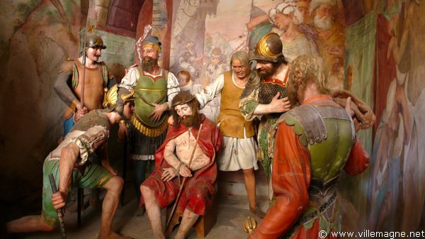 Jésus est coiffé d’une couronne d’épines par les soldats de Ponce Pilate