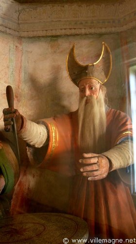 Comme tous les premiers-nés, Jésus est conduit au temple peu après sa naissance - Le vieillard Siméon s’apprête pour la circoncision Comme tous les premiers-nés, Jésus est conduit au temple peu après sa naissance - Le vieillard Siméon s’apprête pour la circoncision