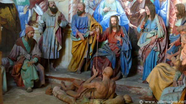 Jésus guérit un paralytique que des hommes avaient descendu avec son grabat à travers le toit d’une maison Jésus guérit un paralytique que des hommes avaient descendu avec son grabat à travers le toit d’une maison