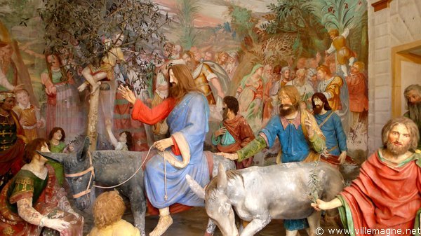 Juché sur un âne, Jésus entre à Jérusalem, acclamé par la foule qui le condamnera à mort quelques jours plus tard. Une entrée commémorée chaque année le dimanche des Rameaux Juché sur un âne, Jésus entre à Jérusalem, acclamé par la foule qui le condamnera à mort quelques jours plus tard. Une entrée commémorée chaque année le dimanche des Rameaux
