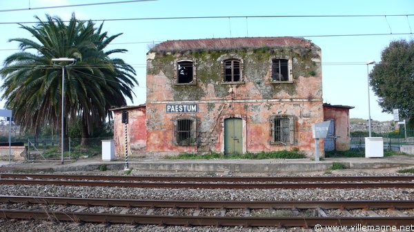L’ancienne gare de Paestum, à deux pas de l’enceinte de la ville antique L’ancienne gare de Paestum, à deux pas de l’enceinte de la ville antique
