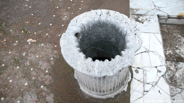 L’usure produite par la corde des seaux sur la margelle d’un puits à Herculanum L’usure produite par la corde des seaux sur la margelle d’un puits à Herculanum